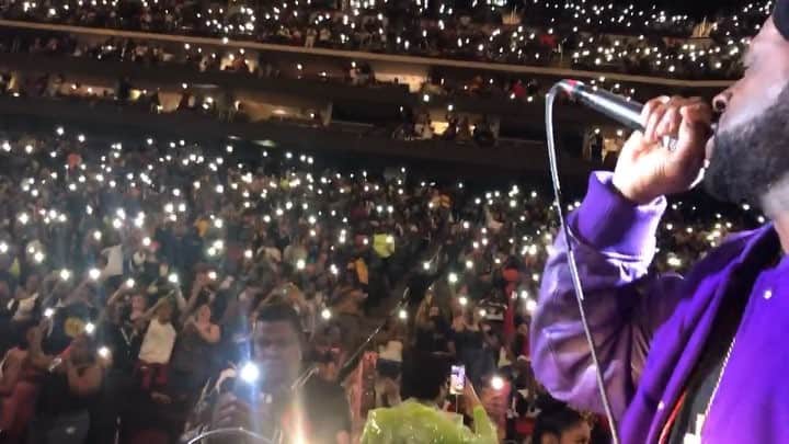 ファンクマスター・フレックスのインスタグラム：「I really been in these arenas lately!🤷🏿‍♂️ FunkFlex on the set! Prudential Center! 20,000 strong! B2K intermission! Via: @djhrnyc / @litdigitaldjs !!!!」