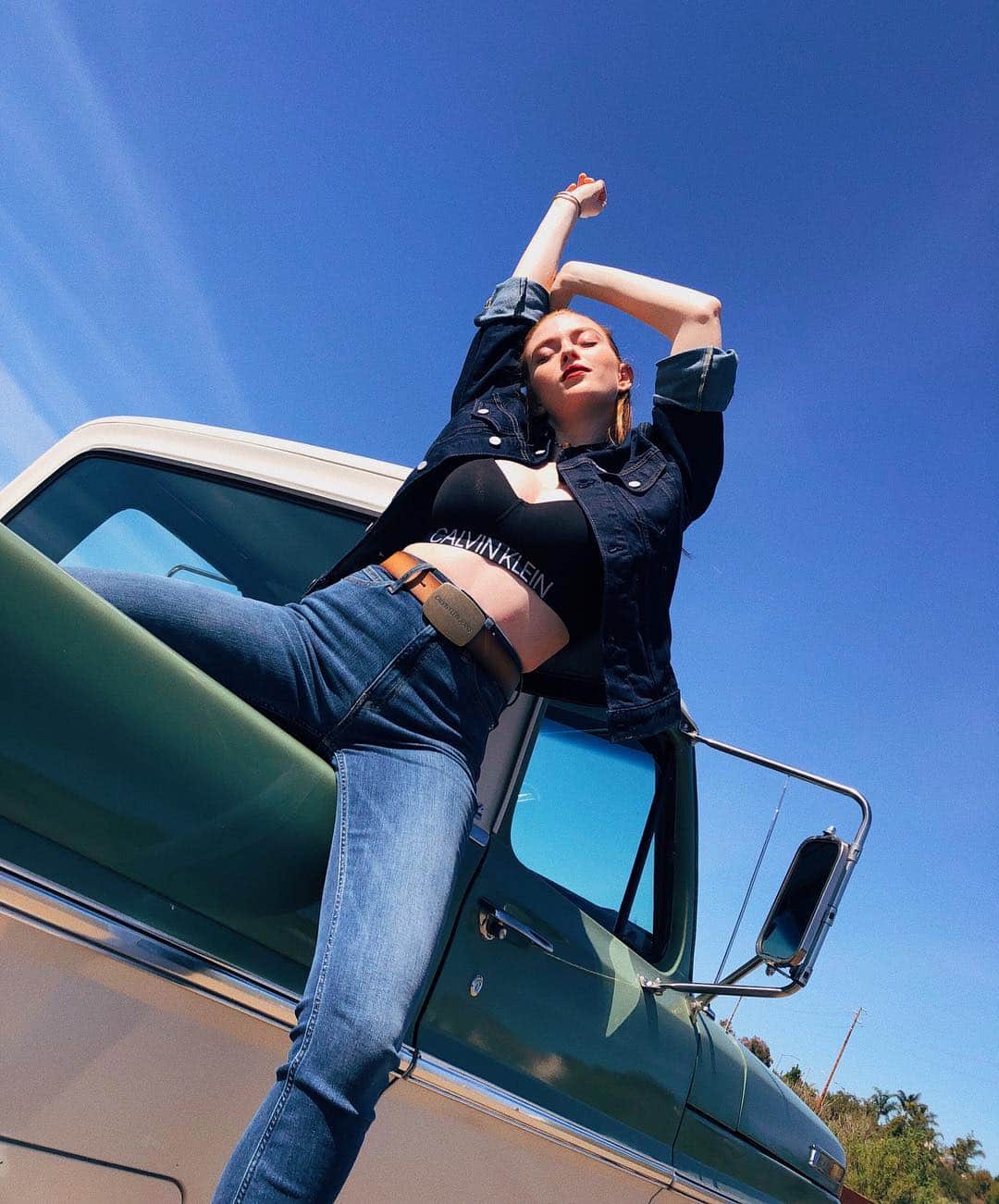 Larsen Thompsonさんのインスタグラム写真 - (Larsen ThompsonInstagram)「Coachella is around the corner, and I couldn’t be more excited!!! As I’m getting outfit ready & packing, the @calvinklein Festival Edit assortment offers so many signature pieces to wear with my chella looks!!! Check out the link in my bio to see this much needed festival collection💛🌴☀️ #MYCALVINS #CKCOACHELLA #ad」4月2日 2時41分 - larsenthompson