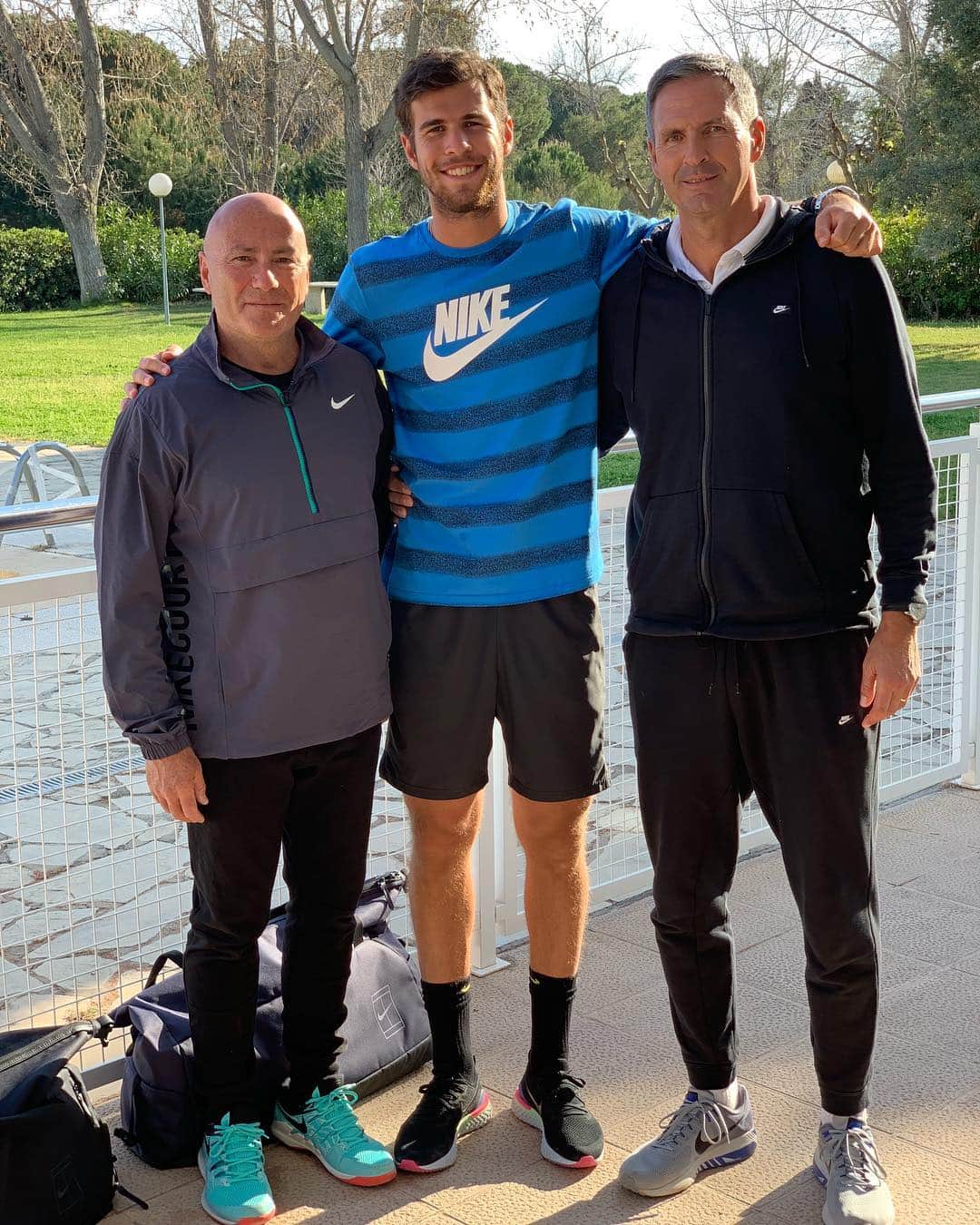 カレン・ハチャノフのインスタグラム：「Back to work with my team!👊🏻☀️🇪🇸 Photo credit: 📸@andreyrublev 😉 #TeamKhachanov」