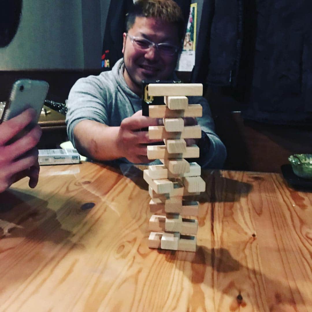 橋本大地さんのインスタグラム写真 - (橋本大地Instagram)「竹田さんのお店で崩した人がテキーラを呑む ジェンガ対決を4人で真剣勝負してきました❗️真剣勝負ですよ？笑 大人がジェンガを本気でやる、結果はご覧の通り、勝負はつきませんでしたw #bloodymonday #竹田誠志 #ジェンガ #1時間の闘い」4月2日 2時50分 - risingddt_daichi