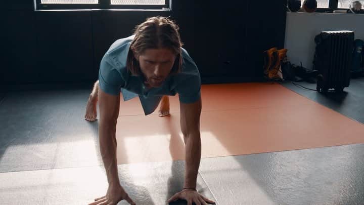 ペリーエリスのインスタグラム：「Innovation meets style. Joe Hassett (@josephwarren82) combines the Total Stretch Shirt with our Tech Performance Bottoms for a sleek look engineered to transition from day to night. Link in bio. #LifeReadySince1976」