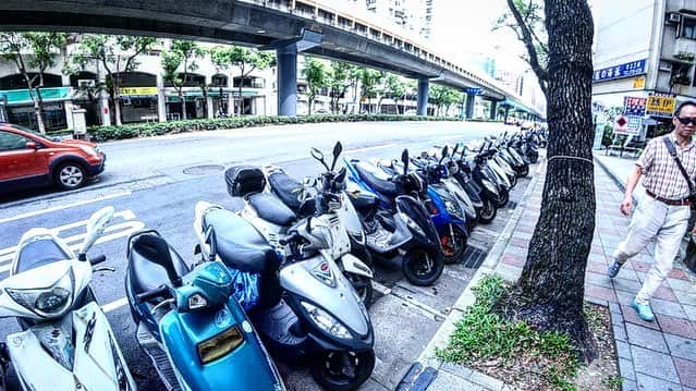 小川貴之のインスタグラム：「日本に比べバイクの利用率がとても高い印象を受けました。その為日本の車線数多めな国道と同じ車線数の道路でも環境音の違いが刺激的でした☺️ 基本的に125cc〜250ccの間のバイクが多いかと思われます。(排気量は予想も含め日本式に説明させていただいております😎) #エッグマンコラム番外編」