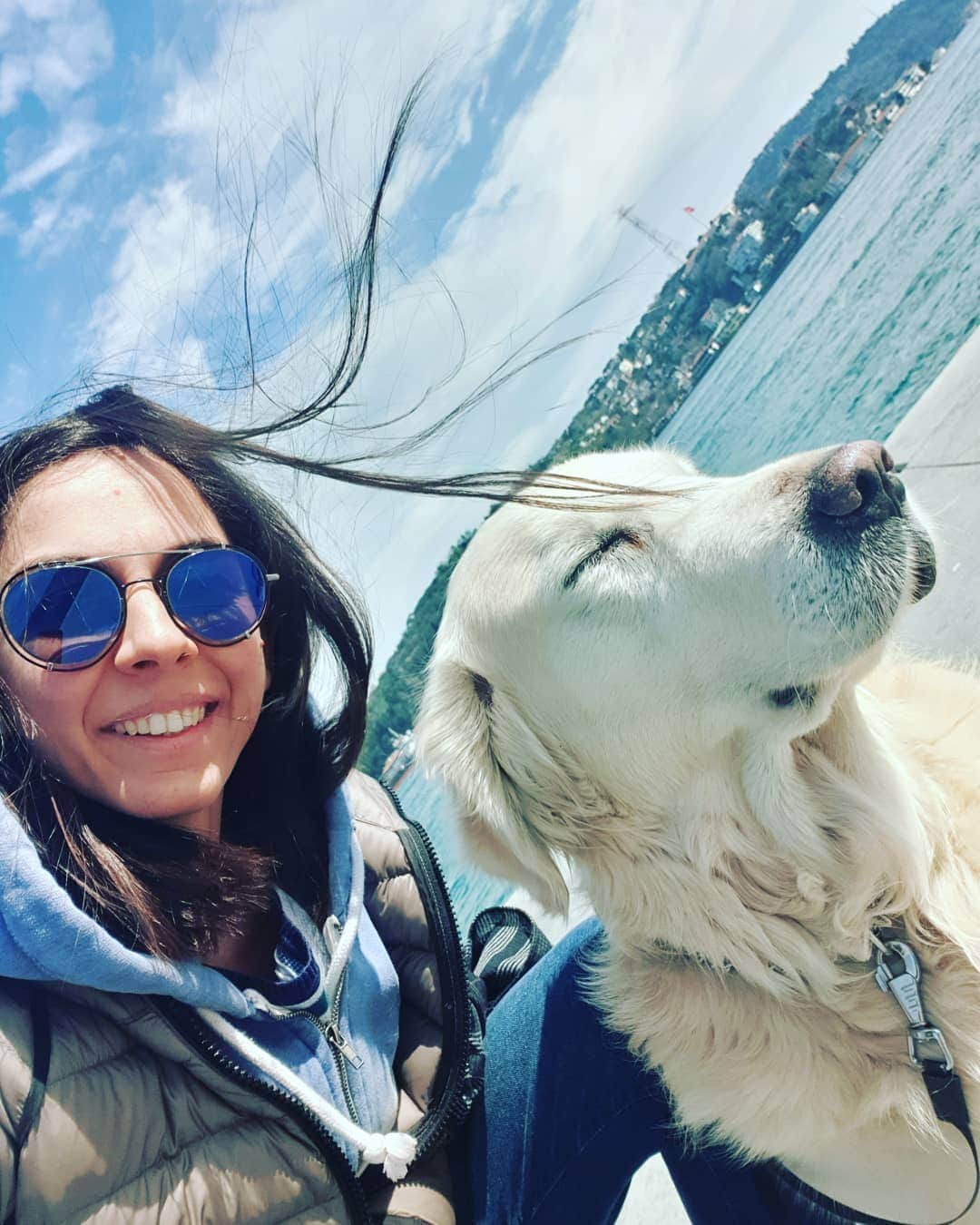 ギュルデニズ・オナルのインスタグラム：「İstanbul'u dinliyorum, gözlerim kapalı  Önce hafiften bir rüzgar esiyor;  Yavaş yavaş sallanıyor Yapraklar, ağaçlarda; Uzaklarda, çok uzaklarda,  Sucuların hiç durmayan çıngırakları İstanbul'u dinliyorum, gözlerim kapalı. İstanbul'u dinliyorum, gözlerim kapalı;  Kuşlar geçiyor, derken;  Yükseklerden, sürü sürü, çığlık çığlık.  Ağlar çekiliyor dalyanlarda;  Bir kadının suya değiyor ayakları; İstanbul'u dinliyorum, gözlerim kapalı.  İstanbul'u dinliyorum, gözlerim kapalı;  Serin serin Kapalıçarşı  Cıvıl cıvıl Mahmutpaşa  Güvercin dolu avlular Çekiç sesleri geliyor doklardan Güzelim bahar rüzgarında ter kokuları; İstanbul'u dinliyorum, gözlerim kapalı.  İstanbul'u dinliyorum, gözlerim kapalı;  Başımda eski alemlerin sarhoşluğu  Loş kayıkhaneleriyle bir yalı;  Dinmiş lodosların uğultusu içinde İstanbul'u dinliyorum, gözlerim kapalı.  İstanbul'u dinliyorum, gözlerim kapalı;  Bir yosma geçiyor kaldırımdan;  Küfürler, şarkılar, türküler, laf atmalar.  Birşey düşüyor elinden yere;  Bir gül olmalı; İstanbul'u dinliyorum, gözlerim kapalı.  İstanbul'u dinliyorum, gözlerim kapalı;  Bir kuş çırpınıyor eteklerinde;  Alnın sıcak mı, değil mi, biliyorum;  Dudakların ıslak mı, değil mi, biliyorum;  Beyaz bir ay doğuyor fıstıkların arkasından Kalbinin vuruşundan anlıyorum;  İstanbul'u dinliyorum.  #OrhanVeli」