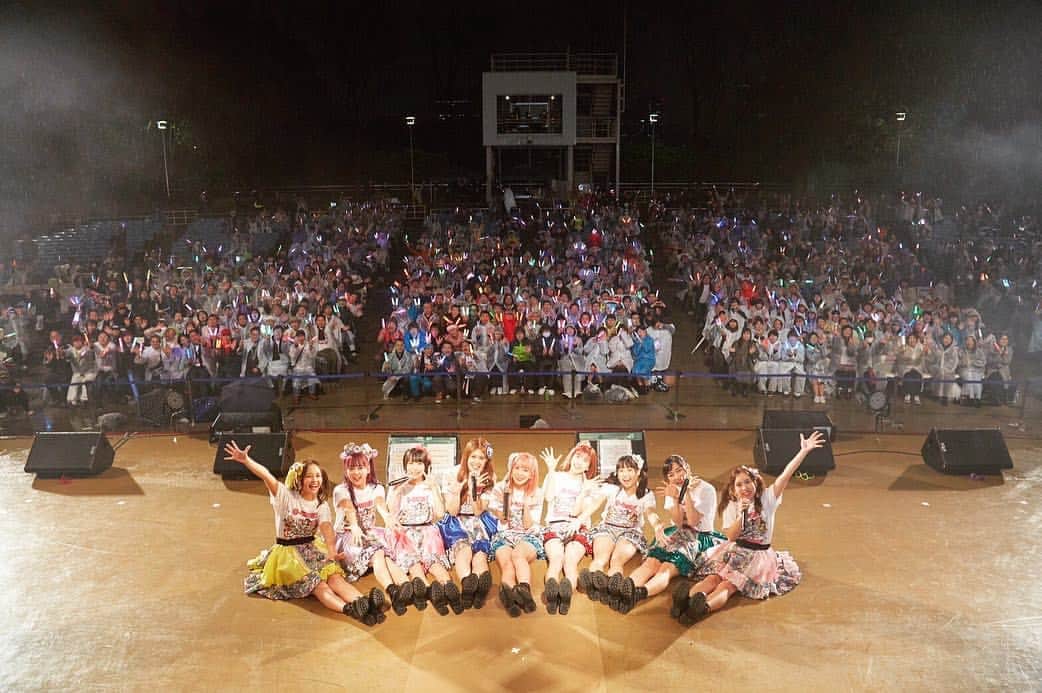 福田麻貴のインスタグラム：「. 3/30大阪城音楽堂にて、つぼみ大決戦〜この道が間違ってないって証明したいねん〜 . . 最高の雨でした！ 雷雨で中止なったら最悪やったけど、雨のみなら最高って思ってた！とても雨に似合う内容やったから！ . . なんかいろいろ言いたいことありすぎて言えない😔言うけど😔 . . 毎回、自分のキャパの限界も愛情の限界も超えさせてもろて、人間としてとても育たせてもろてます😢 . 私以外の人生歩みたいとまったく思わない理由の大きな一つ。 こんなに大切な存在があることと、そのために自分が限界まで動けるエンジンがあることと、ライブ書くことでその夢に貢献できること、この3つ揃ってることが本当に奇跡なのです…。 . . 私達で、できるだけ多くの人の熱い気持ち呼び起こしたいです…。 いっぱい笑かして、いっぱい泣かして、何歳からでも熱くさせるよ…。 . . 3/7の渋谷TSUTAYA O-WESTから続けて3/30の野音でした！ . . 事前に途中まで考えてたものを3/7終わって全部捨てて一から作ったからすごく時間に追われた、でもあれ捨ててやり直してよかったと思う…！ まとまってるように見えるかもしれないけどそこに辿り着くまで何度も破棄を繰り返してて、ストーリーの内容はもちろん、衣装と曲の相性、日没時間と曲の相性、Vが使えないので着替え時間の繋ぎ、ストーリーと曲の兼ね合い、感情の持っていき方など、いろいろな条件を重ね合わせて作るのが大変でした…！ . シンプルなものを作るのってそれまでにとても複雑な工程が必要なのだよね…。 . その過程であきらめないといけないこともあるし、野外という制約もあるし、古参・新規の気持ちの温度差、歌聴きたい人・歌あまり知らない人のモチベーションの差、ただおもろいのを見たい人or熱くなりたい人、なんしか全体のバランスの調整がいつも難しい…。 . . とにかく愛する人達が最大限に輝いてその魅力が最大限に伝わってお客さんが最高に楽しめるように努力してます！！ . . だからもっと日本中に知ってほしい。 おもしろいライブがあるよ！！ とても笑えるのになぜかとても泣けるライブが！！あとシンプルに曲がめっちゃいい！ 曲のライブだけでも既にめちゃくちゃ良いねんなぁ！でかワンマンはそこに私がストーリー入れてるから私のファンの人には絶対見てほしいなぁ😢 . 毎回違った構成でやってるから一度見たことある人も次またまったく違うことしてるから来てみて！ あと最後に見たのが一年以上前な人も！ 比にならないほどパワーアップしてます。  次は6/7に東京で！ . . 「つぼみ大革命 〜今すぐバイトやめたい〜」 日時：6/7（金）19:00 開演 開場：O-EAST（東京･渋谷） 料金：前売 3000円 +1D」