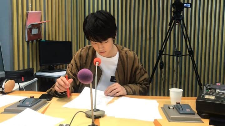 伊藤健太郎のインスタグラム：「このあと27時から『伊藤健太郎のオールナイトニッポン０』がスタート！！ . プレゼント企画の正解者はいるのだろうか！？ リアルタイムでの叱咤激励も募集中！ アドレス：kentaro@allnightnippon.com . 公式サイト：http://www.allnightnippon.com/kentaro/ . @aoao_tt_  #aoao #伊藤健太郎  #伊藤健太郎ann0  #JOLF #radiko #MIXchannel  #健太郎ann0初回dvd発売中」