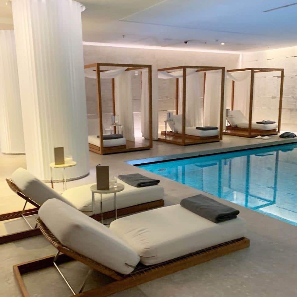 スコット・シューマンのインスタグラム：「I really miss that pool at the Bulgari Hotel in London! It’s really a refuge from the city and running around during fashion week! The best moment for the pool is always the last day of London Fashion Week in February after  we’ve already checked out and I’m done shooting for the day.  Usually the light is gone by 5pm but our flight to Milan isn’t till 9 or 10pm and since I don’t drink or want to eat a lot before the flight the best place to hangout is in the quiet solitude next to the pool ☺️ @bulgarihotels #bulgarihotellondon」