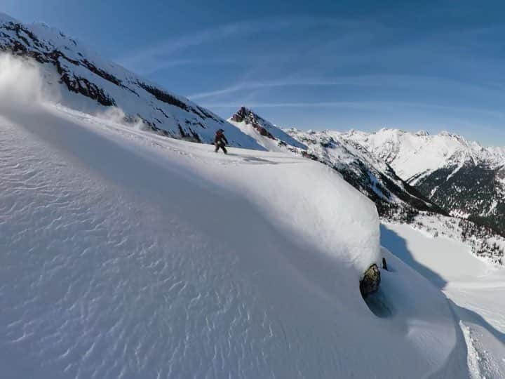 ジェイミー・アンダーソンのインスタグラム：「Back three a bit too big! Loving this aspect of riding. So refreshing and fun after being in the contest circuit forever! Thank you @Gopro for the epic weekend in the Monashees, much love & appreciation! Excited to ride more backcountry in the future... ✨🙌✨ thanks @calebfarro for the fusion follow ! • • • #GoProSnow #GoProFusion #JAunconditional #grateful #backcountrysnowboarding #gnufreespirit #oakleysnowboarding」