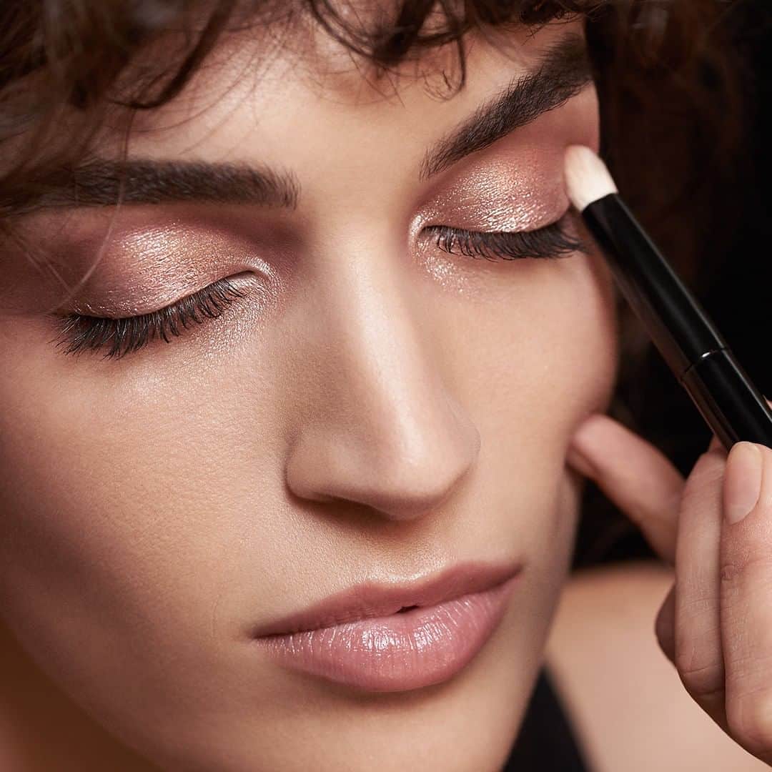 Armani Beautyさんのインスタグラム写真 - (Armani BeautyInstagram)「Bring the backstage spirit to your look: apply EYES TO KILL STELLAR MONO EYESHADOW in shade 5 "Stellar" over whole eyelid and smudge color in the outer corner with fingertips for a powerful gaze.  #ArmaniBeauty #EyesToKill #makeup @gretaferro」4月2日 3時00分 - armanibeauty