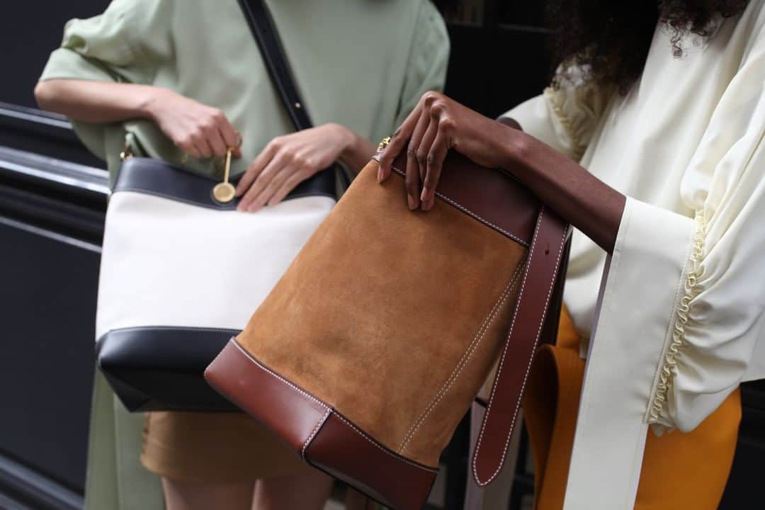 JWアンダーソンさんのインスタグラム写真 - (JWアンダーソンInstagram)「OFF WHITE EXAGGERATED SLEEVE TOP PUMPKIN LEATHER TAB MINI SKIRT CHESTNUT KEYTS TOTE ARTICHOKE EXAGGERATED SLEEVE TOP TOAST LEATHER TAB MINI SKIRT BLACK CALICO KEYTS TOTE SPRING SUMMER 2019 COLLECTION AVAILABLE ONLINE AND IN JW ANDERSON WORKSHOPS  #JWANDERSON #JWANDERSONWORKSHOPS」4月2日 3時00分 - jw_anderson