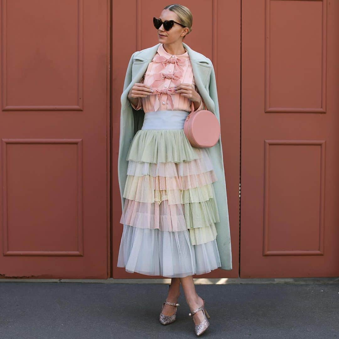 ブレア・イーディーさんのインスタグラム写真 - (ブレア・イーディーInstagram)「<Afternoon tea anyone?! // It is a tea party over on Atlantic-Pacific today with @essie celebrating their new spring collection of perfectly pastel polishes!> Click the link in bio to see all the shades and all my tea party inspired looks! #essie #essiepartner #essiespring2019」4月2日 3時01分 - blaireadiebee