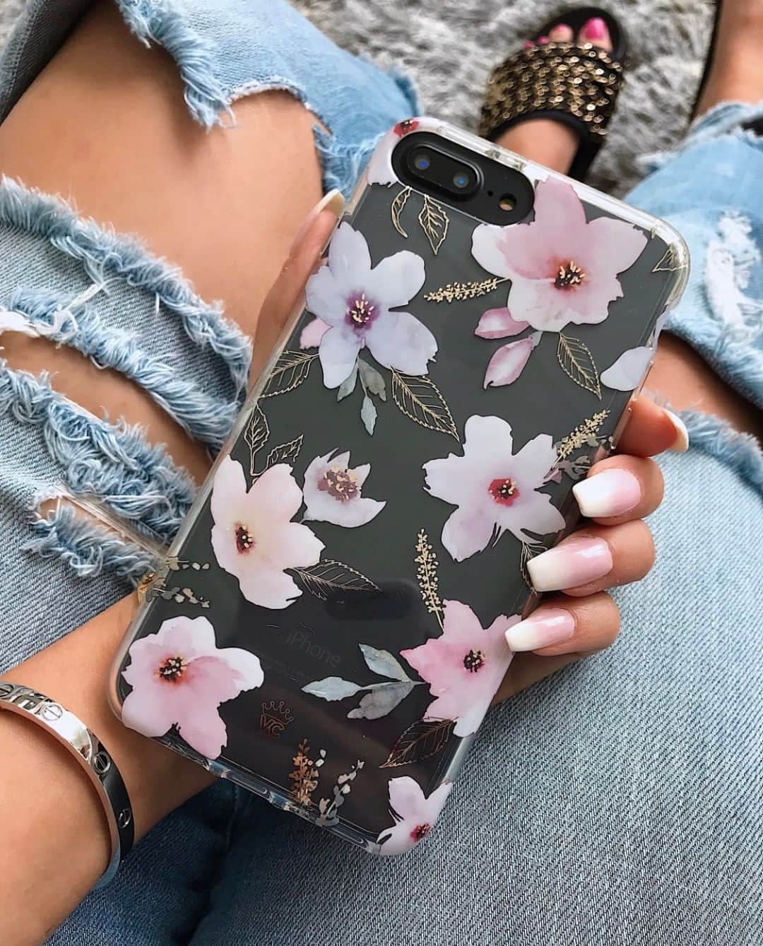 VELVETCAVIARさんのインスタグラム写真 - (VELVETCAVIARInstagram)「It may be April Fool's but we're not kidding when we say our Magnolia Floral Case will be your favorite case this Spring 🌸 Get yours @velvetcaviar. #velvetcaviar #florals #spring」4月2日 3時02分 - velvetcaviar