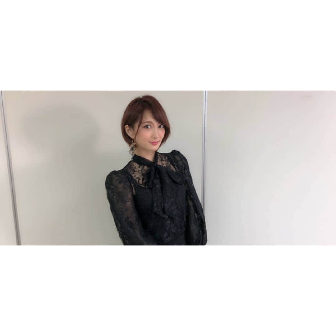 のインスタグラム：「🖤 #真っ黒コーデ #バヨリン弾きの衣装 ・ ・ #レースブラウス #eimyistoire #ニーハイブーツ #emoda #スカートの揺れ感大事」
