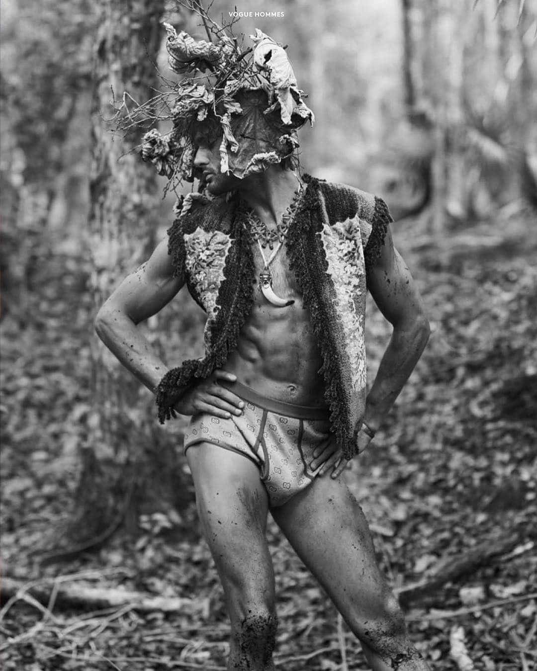 マーロン・テシェイラのインスタグラム：「—- 🍃 JUNGLE 🍃 for @voguehommes 📸 by 💫 @ethanjamesgreen styled by ✨ #AnastasiaBarbieri ✨ Hair 💇‍♂️ by @laurentphilippon & make up by @karimrahmanmakeup 🖤🔥🖤 #YouMustCheck —- 🎩...Peace&Light...♻️ —- #VogueHommes #Jungle #WhatATrip #GoodMemories #GoodVibesOnly」