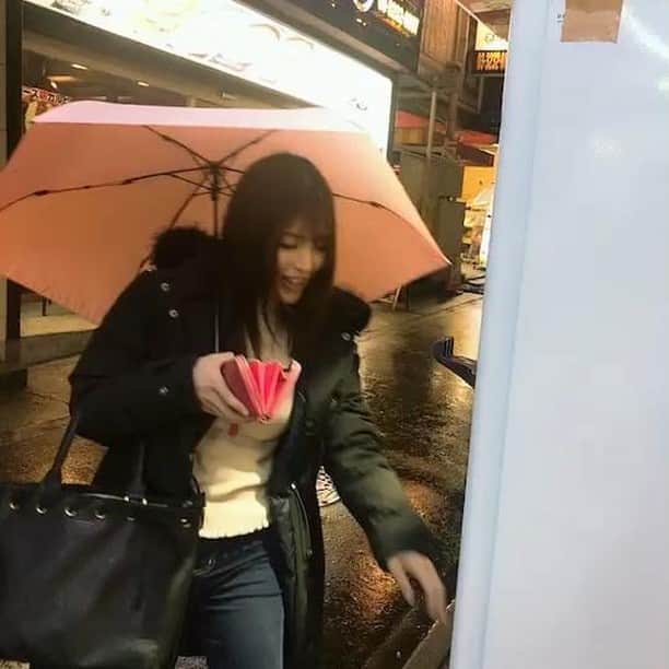 新村あかりのインスタグラム：「チーズドッグ？を初めて購入して初めて食べてる人の図 カロリーの暴力ハンパない💕☺️💕☺️うまーい」