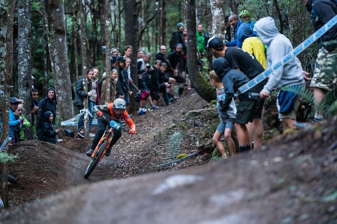 Shimanoさんのインスタグラム写真 - (ShimanoInstagram)「An exciting weekend of racing in Derby for Round 2 of the @World_Enduro, where @Martin_Maes5 took his second straight EWS victory and US racer @JillKintner took 2nd place overall in just her 1st EWS race! #ShimanoMTB #rideXTR #ews 📸: @kikeabelleira」4月2日 3時14分 - rideshimano