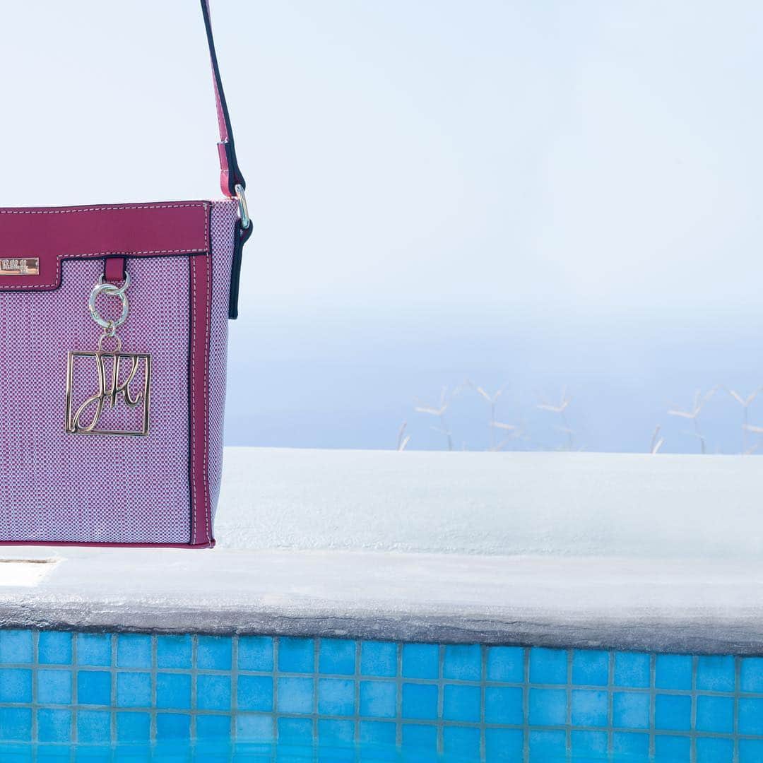 のインスタグラム：「This stylish yet practical cross body handbag adds a pop of color to your look and is a must have for the fashionista on the go 👜🍓👜 Ce sac à main bandoulière élégant et pratique ajoute une touche de couleur à votre look. Il est un must pour toutes fashionistas. 👜🍓👜 Style 192954 . #JosephRibkoff #ilovemyJR #HandbagsbyJR #crossbodybag #handbags #sacamain #bolso #borsa」
