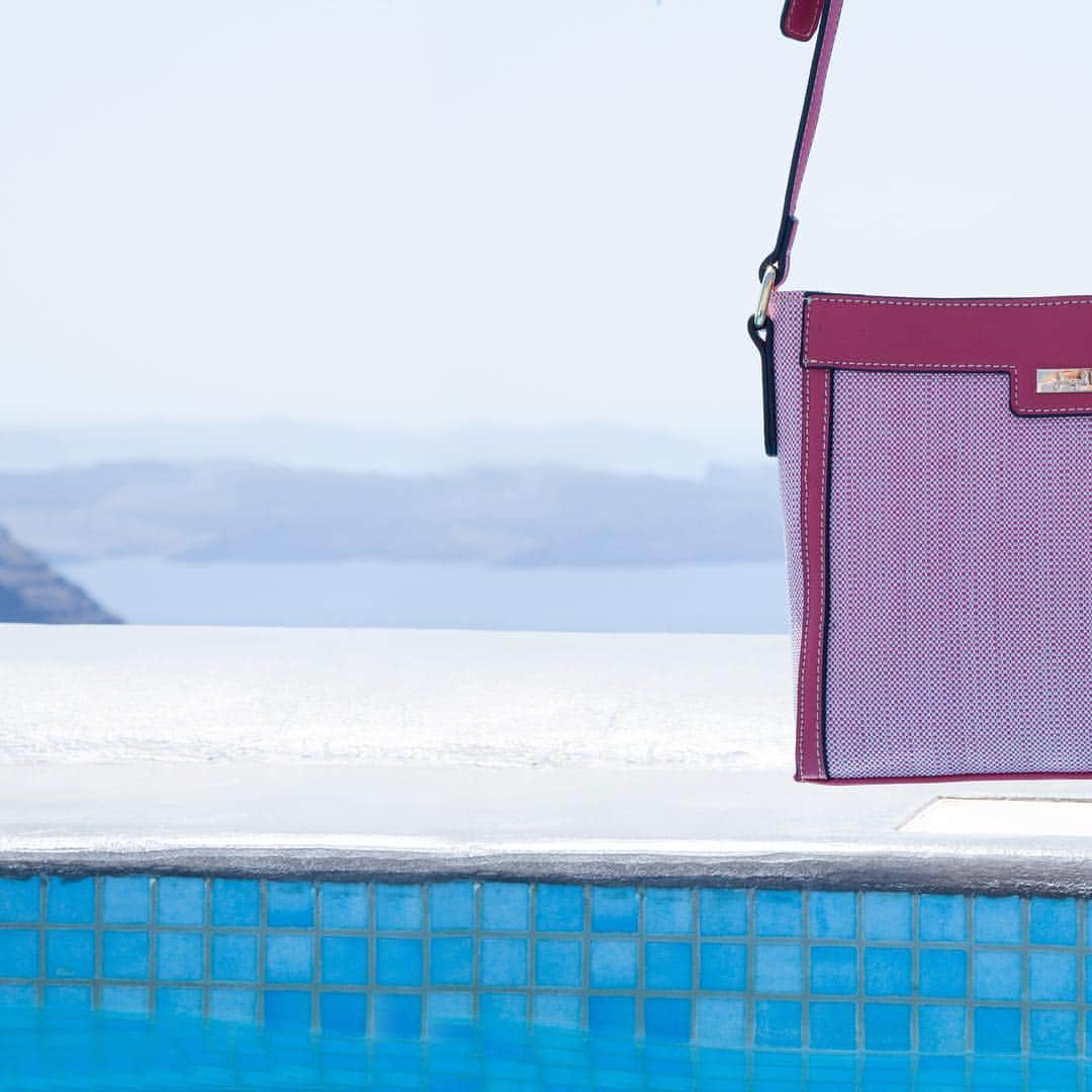 のインスタグラム：「This stylish yet practical cross body handbag adds a pop of color to your look and is a must have for the fashionista on the go 👜🍓👜 Ce sac à main bandoulière élégant et pratique ajoute une touche de couleur à votre look. Il est un must pour toutes fashionistas. 👜🍓👜 Style 192954 . #JosephRibkoff #ilovemyJR #HandbagsbyJR #crossbodybag #handbags #sacamain #bolso #borsa」