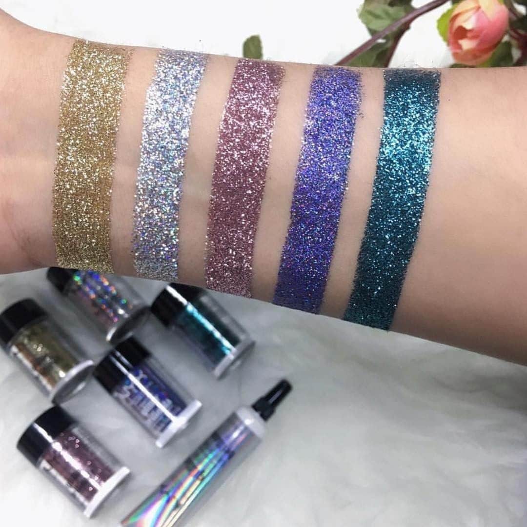 NYX Cosmeticsさんのインスタグラム写真 - (NYX CosmeticsInstagram)「Never can you ever have enough glitter 🤩 @af.rahh swatches our Face & Body Glitter in Gold, Crystal, Rose, Violet & Teal ✨ Shop our festival essentials online & at your nearest #NYXProfessionalMakeup store 🌴🎶 || #nyxcosmetics #crueltyfreebeauty」4月2日 3時19分 - nyxcosmetics