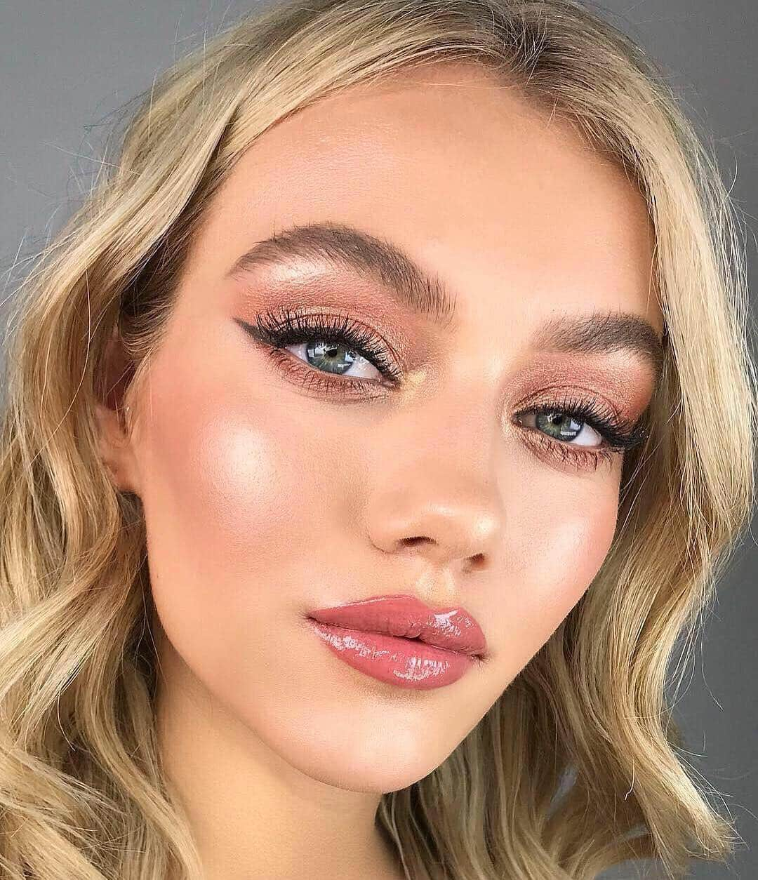 シャーロット・ティルベリーさんのインスタグラム写真 - (シャーロット・ティルベリーInstagram)「Darlings, get the GLOW how-to for this DREAMY Pillow Talk look by my talented niece @sofiaschwarzkopftilbury 💗✨💋. Watch it NOW saved on my highlights!! Comment below with a 💖 if you liked it!」4月2日 3時22分 - charlottetilbury