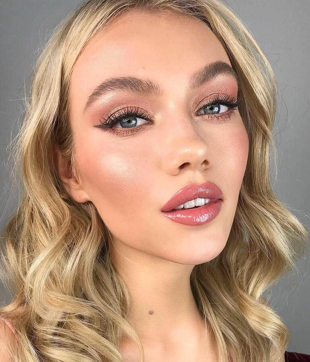 シャーロット・ティルベリーさんのインスタグラム写真 - (シャーロット・ティルベリーInstagram)「Darlings, get the GLOW how-to for this DREAMY Pillow Talk look by my talented niece @sofiaschwarzkopftilbury 💗✨💋. Watch it NOW saved on my highlights!! Comment below with a 💖 if you liked it!」4月2日 3時22分 - charlottetilbury