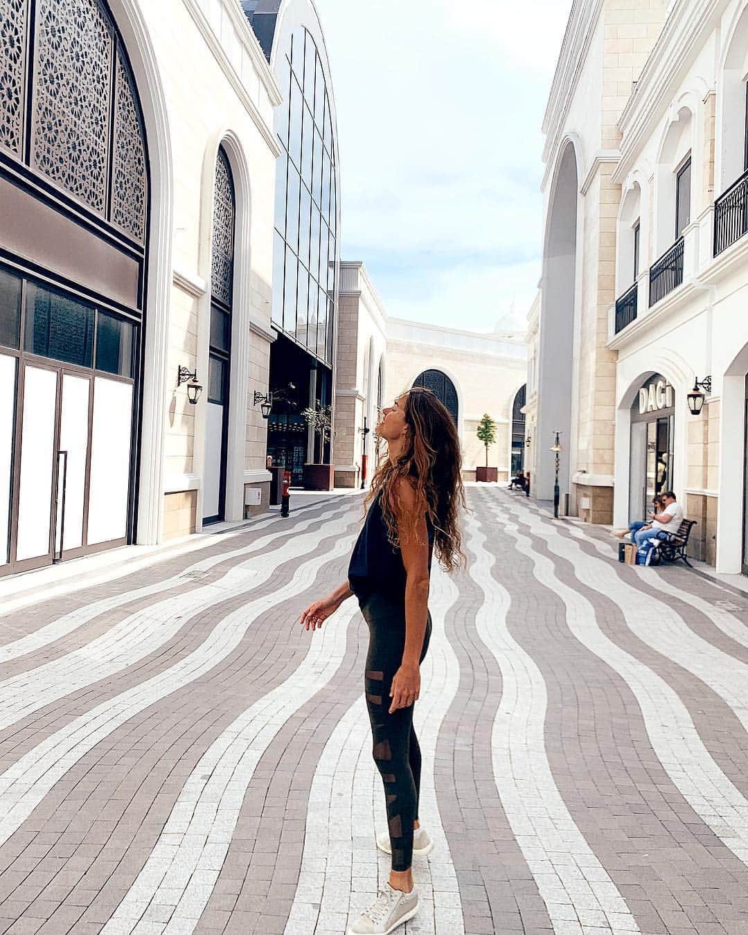 ズザンナ・ヤカボスのインスタグラム：「what matters most is how well you walk through the fire」