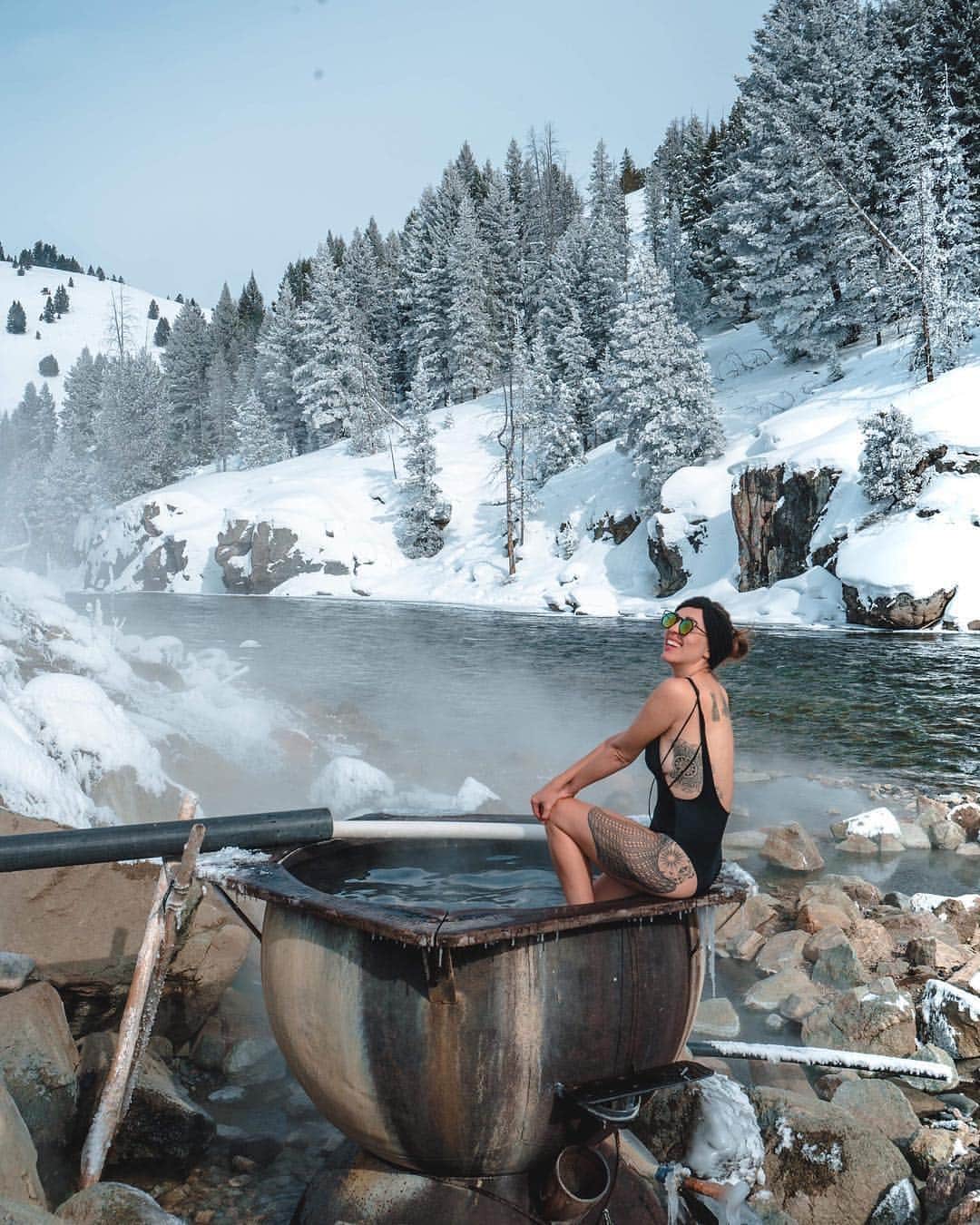 Visit The USAさんのインスタグラム写真 - (Visit The USAInstagram)「We wouldn't dare joke about hidden hot tubs! Tucked away in the tiny town of Stanley, Idaho, the most magical hot spring sits along the banks of the Salmon River. No #AprilFools here — throw on your suit and see for yourself. 📸: @bemytravelmuse」4月2日 3時25分 - visittheusa