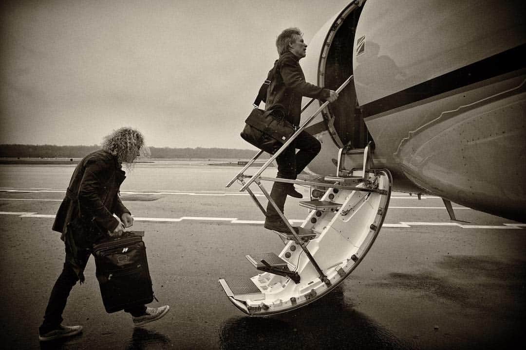 Bon Joviさんのインスタグラム写真 - (Bon JoviInstagram)「If you could travel anywhere, where would you go? 🤔 - Photo by @davidbergman」4月2日 3時29分 - bonjovi