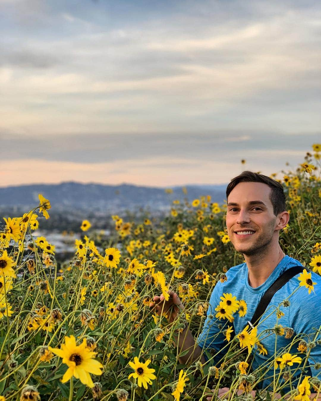 アダム・リッポンさんのインスタグラム写真 - (アダム・リッポンInstagram)「I’m sitting in a bush 🌸」4月2日 3時31分 - adaripp