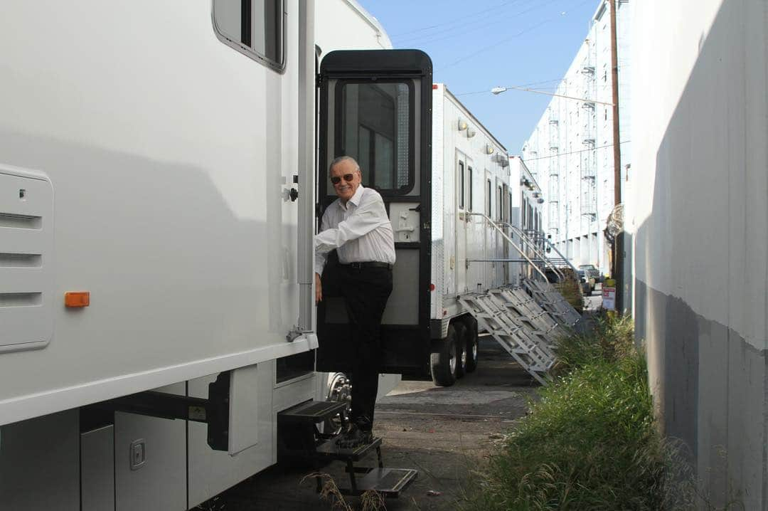 スタン・リーさんのインスタグラム写真 - (スタン・リーInstagram)「Who knew an actor’s trailer could provide the perfect location for a fun photoshoot in between takes? Stan, that’s who! Here he is having a ball during a commercial shoot a few years back.」4月2日 3時42分 - therealstanlee