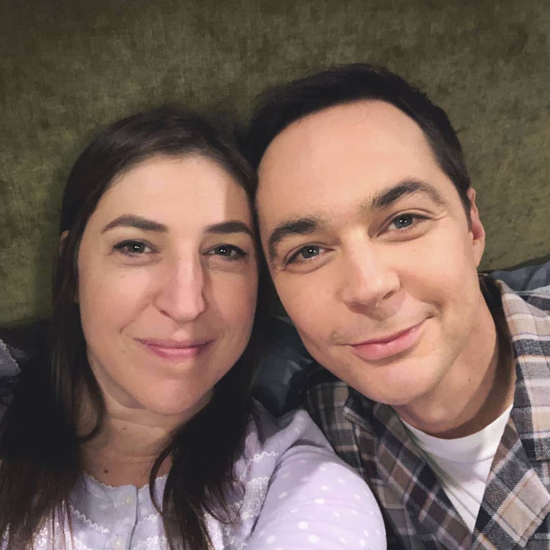 メイム・ビアリクさんのインスタグラム写真 - (メイム・ビアリクInstagram)「Is it just me or are we starting to look more and more alike? Like the old married couple we are 😉 #timetogo #bigbangtheory #lastfewepisodes」4月2日 3時58分 - missmayim