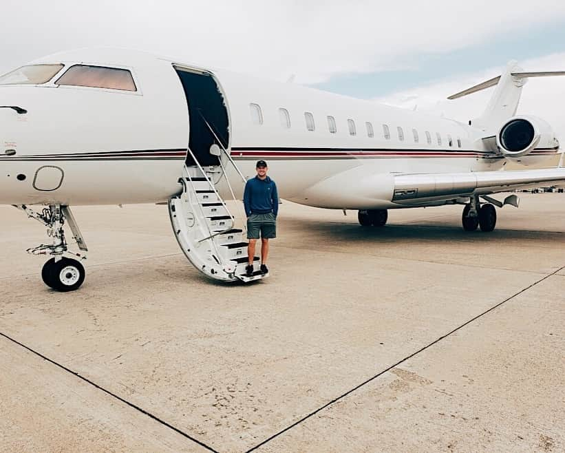 ブライソン・デチャムボーさんのインスタグラム写真 - (ブライソン・デチャムボーInstagram)「Thank you to @netjets for the upgrade to Denver! Headed to see Greg  @muscleactivationtechniques for some pre-Masters work.」4月2日 3時59分 - brysondechambeau