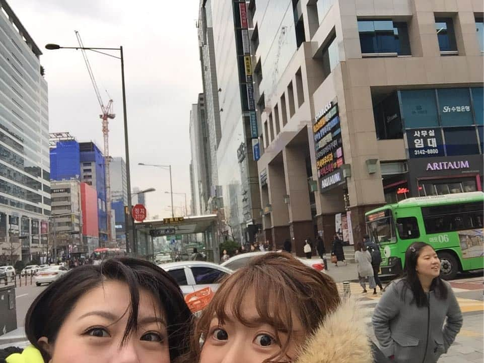 岩村菜々美さんのインスタグラム写真 - (岩村菜々美Instagram)「韓国の風景🇰🇷 全然観光に行かなかったから城とかの写真が一枚もない😂💦 #Korea #trip #memories  #韓国 #旅行 #思い出 #買い物 #中心地 #タクシー  ローカルの方はやはり日本語、英語は通じないって印象。 でも、観光の人が買い物に行くような所の人たちはみんな日本語が話せるw むしろ、すぐ日本人ってバレる なぜだろう？笑 毎日、キムチww にんにくで口が臭すぎて 匂いに敏感な私は 自分の匂いで結構キツかったけど 日本でも自炊するくらい 韓国料理が大好きだから なんでも美味しかったー✨ これからちょいちょい思い出写真上げていきまーす😊✨」4月2日 3時59分 - nanami1120