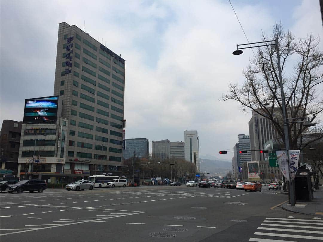 岩村菜々美さんのインスタグラム写真 - (岩村菜々美Instagram)「韓国の風景🇰🇷 全然観光に行かなかったから城とかの写真が一枚もない😂💦 #Korea #trip #memories  #韓国 #旅行 #思い出 #買い物 #中心地 #タクシー  ローカルの方はやはり日本語、英語は通じないって印象。 でも、観光の人が買い物に行くような所の人たちはみんな日本語が話せるw むしろ、すぐ日本人ってバレる なぜだろう？笑 毎日、キムチww にんにくで口が臭すぎて 匂いに敏感な私は 自分の匂いで結構キツかったけど 日本でも自炊するくらい 韓国料理が大好きだから なんでも美味しかったー✨ これからちょいちょい思い出写真上げていきまーす😊✨」4月2日 3時59分 - nanami1120