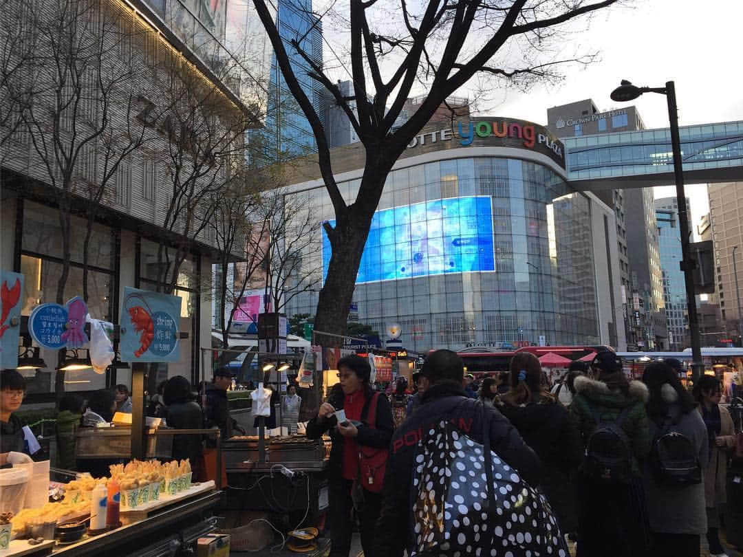 岩村菜々美さんのインスタグラム写真 - (岩村菜々美Instagram)「韓国の風景🇰🇷 全然観光に行かなかったから城とかの写真が一枚もない😂💦 #Korea #trip #memories  #韓国 #旅行 #思い出 #買い物 #中心地 #タクシー  ローカルの方はやはり日本語、英語は通じないって印象。 でも、観光の人が買い物に行くような所の人たちはみんな日本語が話せるw むしろ、すぐ日本人ってバレる なぜだろう？笑 毎日、キムチww にんにくで口が臭すぎて 匂いに敏感な私は 自分の匂いで結構キツかったけど 日本でも自炊するくらい 韓国料理が大好きだから なんでも美味しかったー✨ これからちょいちょい思い出写真上げていきまーす😊✨」4月2日 3時59分 - nanami1120