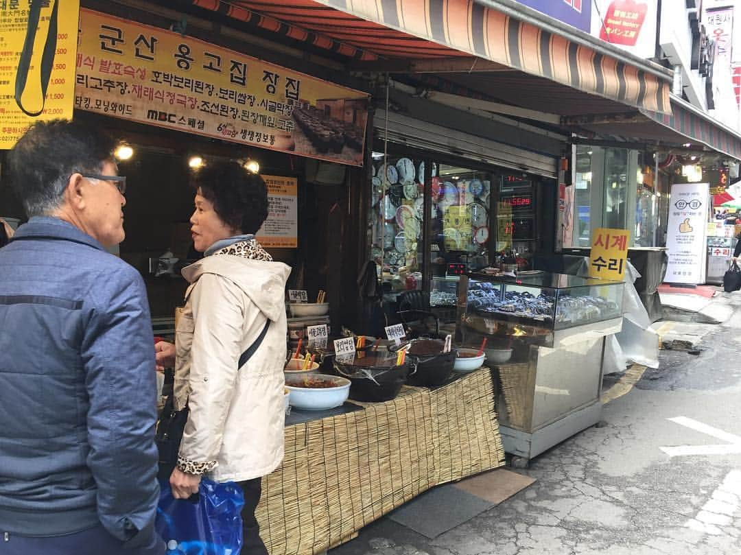 岩村菜々美さんのインスタグラム写真 - (岩村菜々美Instagram)「韓国の風景🇰🇷 全然観光に行かなかったから城とかの写真が一枚もない😂💦 #Korea #trip #memories  #韓国 #旅行 #思い出 #買い物 #中心地 #タクシー  ローカルの方はやはり日本語、英語は通じないって印象。 でも、観光の人が買い物に行くような所の人たちはみんな日本語が話せるw むしろ、すぐ日本人ってバレる なぜだろう？笑 毎日、キムチww にんにくで口が臭すぎて 匂いに敏感な私は 自分の匂いで結構キツかったけど 日本でも自炊するくらい 韓国料理が大好きだから なんでも美味しかったー✨ これからちょいちょい思い出写真上げていきまーす😊✨」4月2日 3時59分 - nanami1120