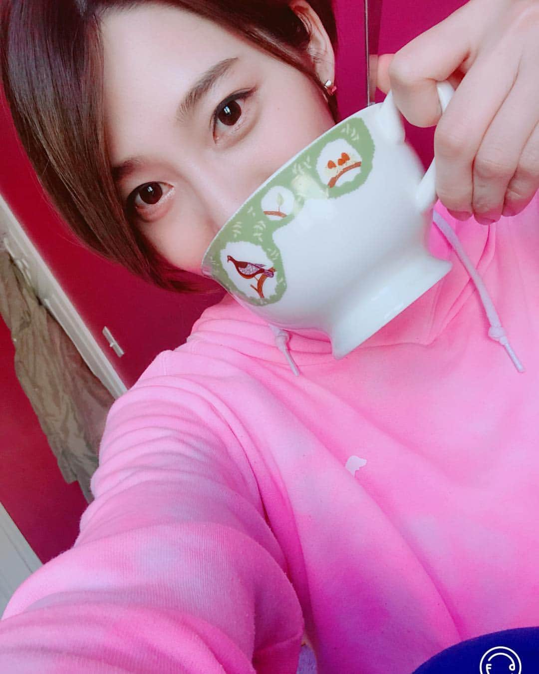 のインスタグラム：「新しいお部屋😍♥️ 壁がピンクパープルでめちゃ可愛いでしょ💕 前に住んでた人が塗って出たんだって♬ラッキー❣️ 色分かりやすくするためにノン加工♬  こっちはまだ寒くてダウン着てるょ😄 日本は桜がいい感じかな🌸🌸 #spring #april #ny」