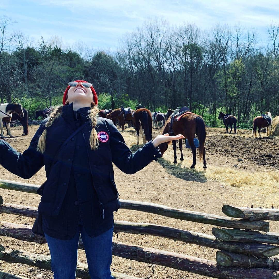 ゾージア・マメットさんのインスタグラム写真 - (ゾージア・マメットInstagram)「In my happy place today. Aka surrounded by horses. Favorite smell ever. 🐴🐴🐴🐴」4月2日 3時54分 - zosiamamet