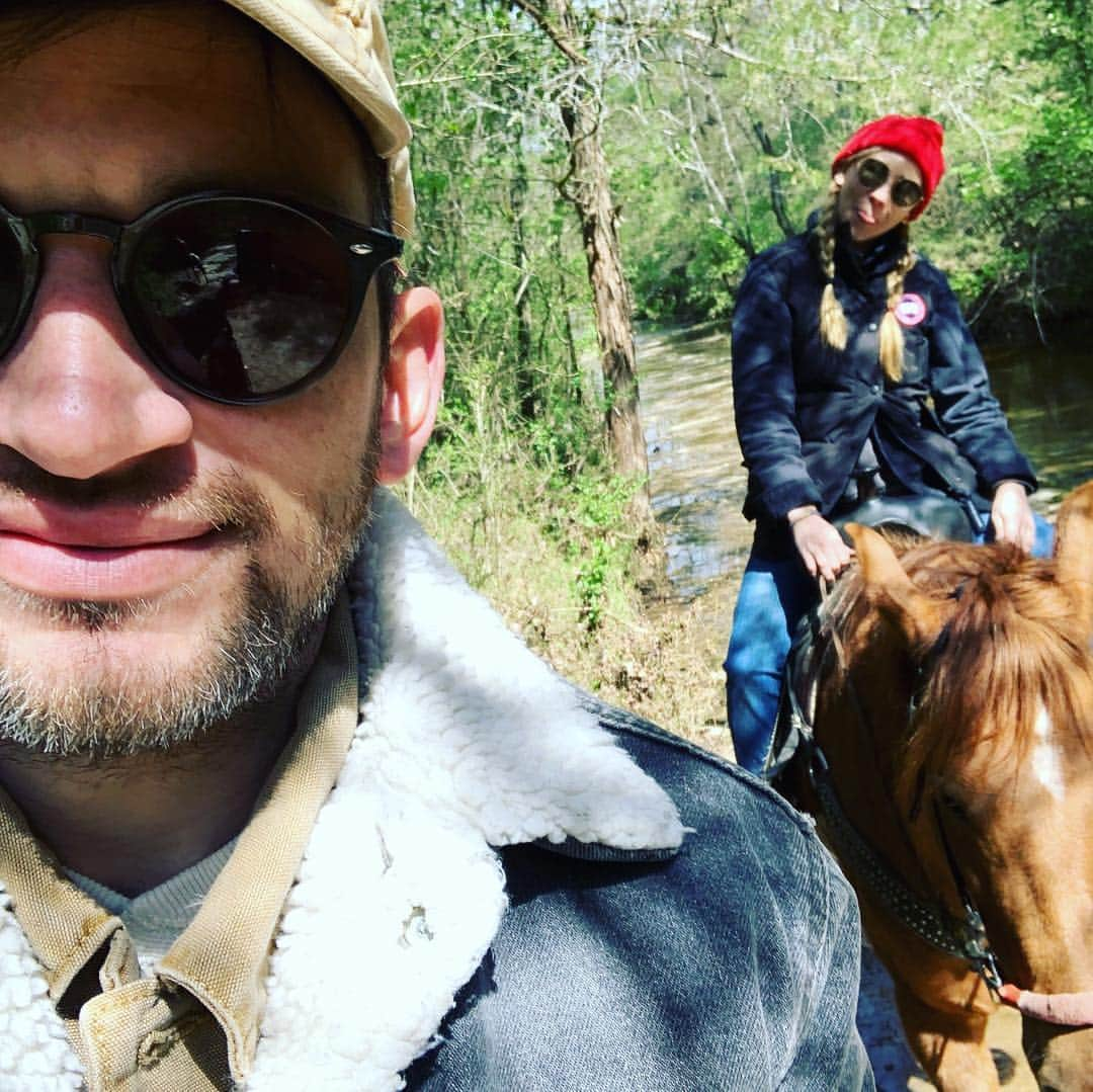 ゾージア・マメットさんのインスタグラム写真 - (ゾージア・マメットInstagram)「In my happy place today. Aka surrounded by horses. Favorite smell ever. 🐴🐴🐴🐴」4月2日 3時54分 - zosiamamet