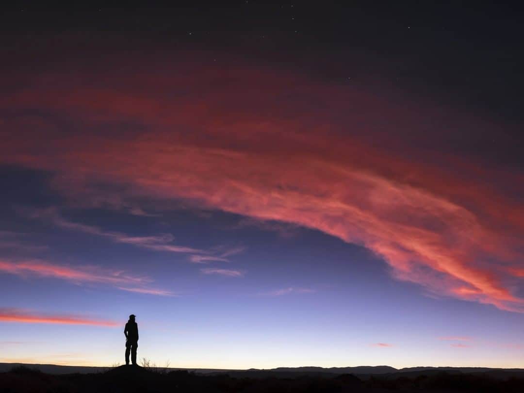 National Geographic Travelさんのインスタグラム写真 - (National Geographic TravelInstagram)「Photo by @BabakTafreshi | Waiting for the first stars in the absolute silence of a desert dusk. High altitude clouds shines in vivid red above Salar de Atacama, the largest salt flat in Chile, near San Pedro de Atacama. Follow me @babaktafreshi for more of the world at night photography  #desert #chile #twilight #naturelovers @natgeoimagecollection」4月2日 4時01分 - natgeotravel