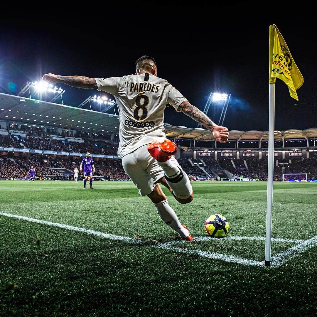 パリ・サンジェルマンFCさんのインスタグラム写真 - (パリ・サンジェルマンFCInstagram)「👟👀 . Photo: Julien Scussel / PSG . #LeandroParedes #Paredes #ParisSaintGermain #PSG #Paris #TFCPSG #Football #AllezParis #ICICESTPARIS #CornerKick」4月2日 4時14分 - psg