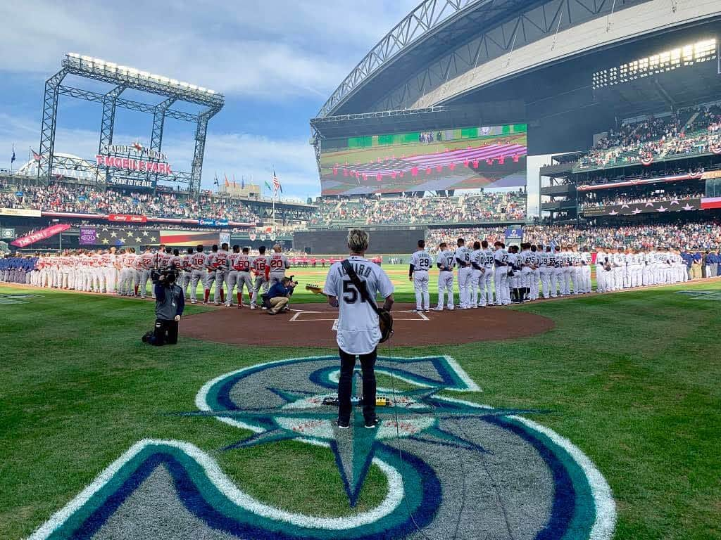 パール・ジャムさんのインスタグラム写真 - (パール・ジャムInstagram)「@MikeMcCreadyPJ performing the national anthem at @TMobilePark for opening day last Thursday! #TrueToTheBlue 📷: GW3」4月2日 4時14分 - pearljam