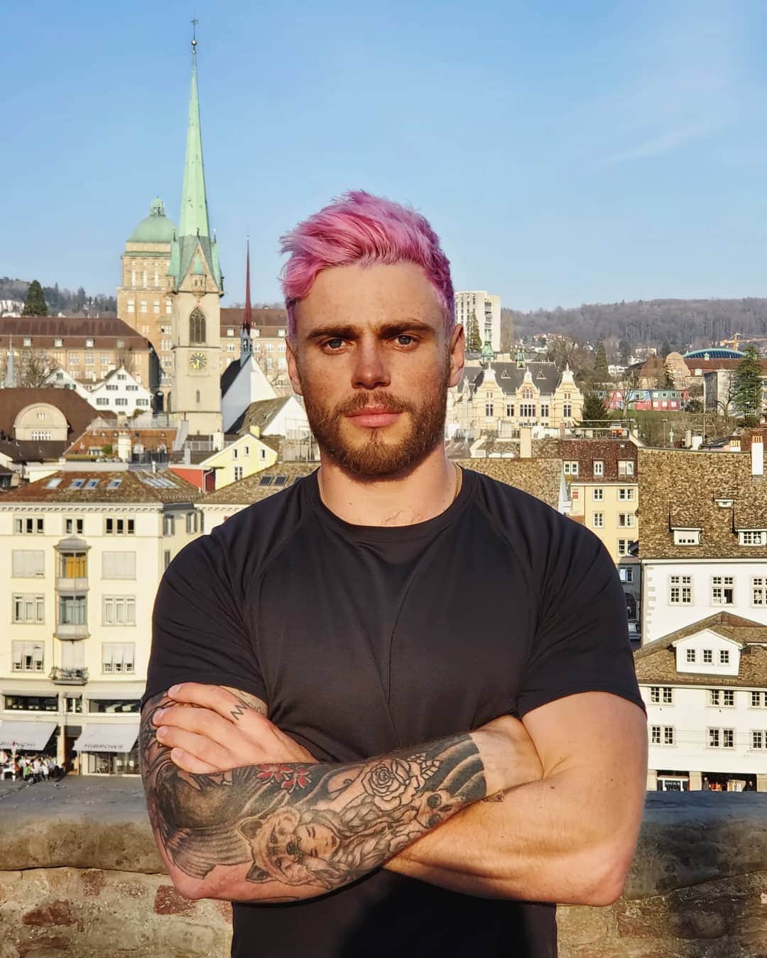 ガス・ケンワージーのインスタグラム：「Arms crossed because I'm tough and I don't care what anybody thinks about me APRIL FOOL'S I'm hypersensitive please validate me or I'll die」