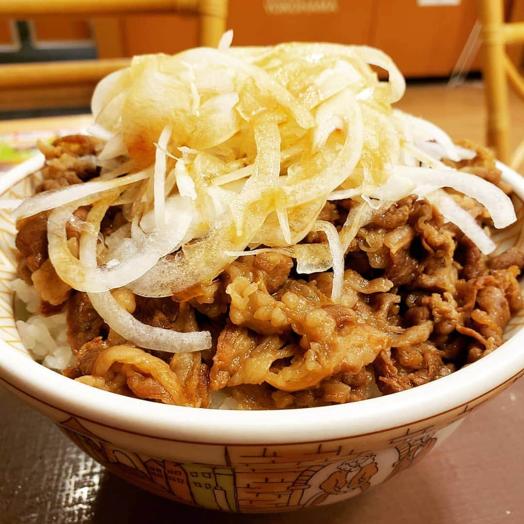 東朋宏さんのインスタグラム写真 - (東朋宏Instagram)「今日の深夜飯は｢オニサラ牛丼大盛！｣ ホントは松屋で4/2から始まる新作食べようと思ったんだけど朝10時からだったみたいで、ちょっと気が早かったみたい。。。(笑)  んですき家に来たらこんな期間限定とかやってるじゃん？  そりゃ食べるじゃん？  だってオレ期間限定とか新作とかすぐ試したくなっちゃうタイプじゃん？  それを聞いてみんなはそんなお前の事なんて知らねーよじゃん？(笑) ‥‥‥まぁ、お腹減りすぎてる人のテンションは許してじゃん？  #薬酒インスタ対決  #すき家 #オニサラ牛丼 #期間限定 #新商品 #なんでもすぐ試したくなる #でも失敗も多い #今度店舗限定とかわざわざ行ってみようかな」4月2日 4時18分 - tomohiro_azuma