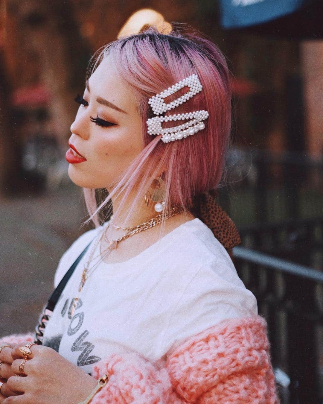 のインスタグラム：「My pink hair gets even cuter with these pearl hair clips 💕✨ Link in my IG stories 🌸 ===== ▸ 📷: @jason_nak_photo  #hairclips #springhair #pinkhair #narsissist #loveclosethairnmakeup #hairstyles #seattle」