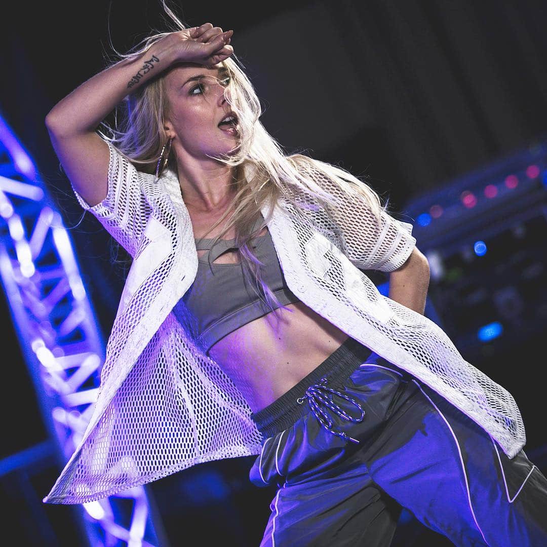 Nika Kljunのインスタグラム：「Life is short. Make every hair flip count. 😉 . Dance with me tonight 9-10:30pm at @mdcdance !! Only teaching once this week! 💃🏼 . Thank you for another amazing weekend @jumpdance !! New York, you never disappoint 👊🏼 New memories to cherish. Love you guys! 💜 . 📷 @jesseballantyne  #dancelife #passion #underthelights #thankful #comeandtrain #millenniumdancecomplex #jumpdance #vivalanika #nikakljun #mondaysbelike #vamosbien」