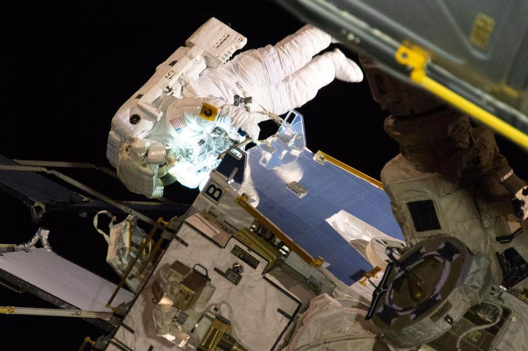 国際宇宙ステーションさんのインスタグラム写真 - (国際宇宙ステーションInstagram)「Spacewalkers and NASA astronauts Christina Koch and Nick Hague (suit with red stripe on legs) retrieve hardware from a pallet to continue upgrading the International Space Station's power storage capacity. The duo worked outside in the vacuum of space for six hours and 45 minutes to continue swapping batteries and install adapter plates on the station's Port-4 truss structure. #nasa #astronaut #international #space #station #walk #spacewalk #suit #spacesuit #earth #power」4月2日 4時28分 - iss