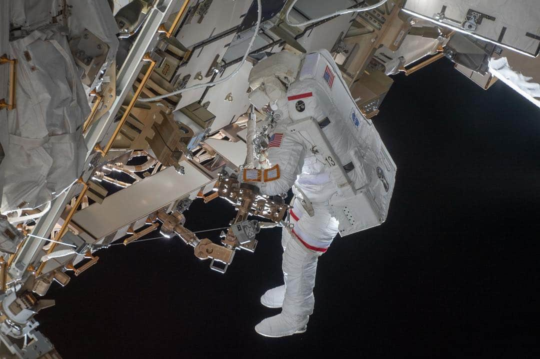 国際宇宙ステーションさんのインスタグラム写真 - (国際宇宙ステーションInstagram)「Spacewalkers and NASA astronauts Christina Koch and Nick Hague (suit with red stripe on legs) retrieve hardware from a pallet to continue upgrading the International Space Station's power storage capacity. The duo worked outside in the vacuum of space for six hours and 45 minutes to continue swapping batteries and install adapter plates on the station's Port-4 truss structure. #nasa #astronaut #international #space #station #walk #spacewalk #suit #spacesuit #earth #power」4月2日 4時28分 - iss