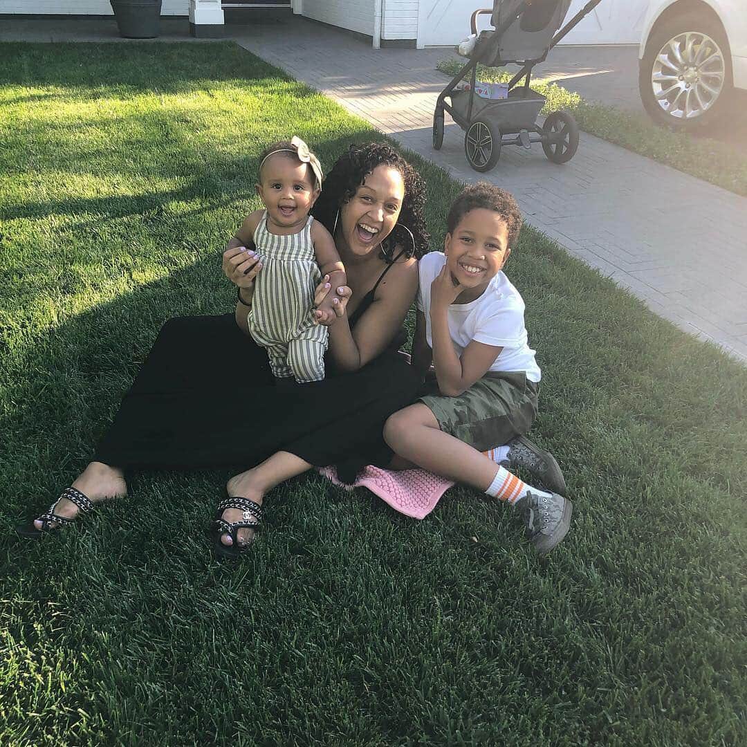 People Magazineさんのインスタグラム写真 - (People MagazineInstagram)「Spring has sprung, and #TiaMowry is celebrating the sunshine with her two "miracles." ❤️ | #Regram @tiamowry」4月2日 4時31分 - people