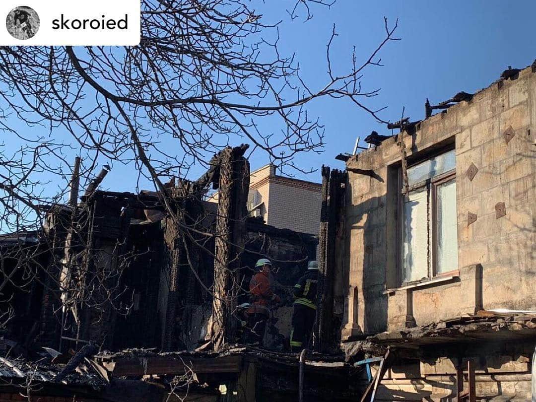 Mark Bardeiのインスタグラム：「Posted @withrepost • @skoroied Прошу помощи🙏😢‼️Наша квартира из за неосторожности соседей сгорела. 31 марта около часу дня на Жуковского 41 взорвалась соседняя квартира и весь огонь перешёл на нашу квартиру. Сгорело все и дом стал непригодный для жизни😢. Мы остались на улице и вынуждены сейчас искать хоть какое то жилье. Все судебные процессы тоже стоят больших денег. Мы очень будем благодарны любой вашей помощи😢 Карта мамы 4149439391146648 Калинина Юлия Владимировна https://dp.informator.ua/2019/03/31/silnyj-pozhar-na-zhukovskogo-v-dnepre-postradal-muzhchina/」