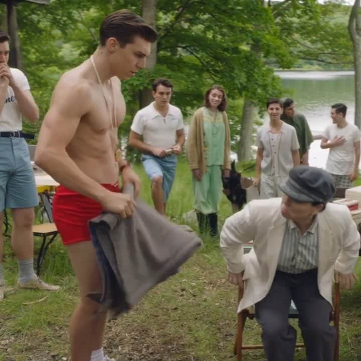 ノーラン・ジェラード・ファンクのインスタグラム：「Spring has come and I’ll be walking around like this... who else wants a pair?! #herfacethough 😂#lifeguardlife」